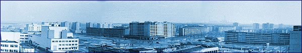Панорама центральной части города Припять с видом на строящуюся Чернобыльскую АЭС. Весна 1983 года.